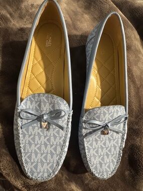 Michael Kors Light Gray Logo Bow Loafers Juliette Women’s New without tags